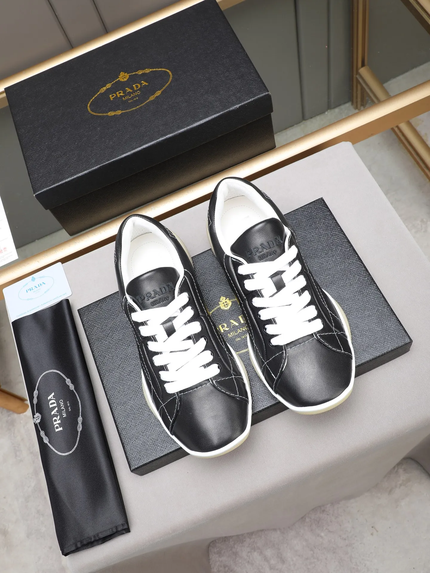 Men's Men's Shoes 💰700 Prada/Prada 1:1 men's casual shoes combine comfort with sophisticated and innovative design. The latest model features a sporty silhouette with visible topstitching that echoes the dynamic lines of the original. Inspired by driving shoes, this sneaker uses a soft and even cow upper, with a light and flexible rubber sole with a concave and convex pattern pattern, giving the sneaker a light appearance and smoothness. The upper is equipped with sports-style stitching, the tongue and laces are injection molded with Epoxy logo, sheep lining and cow foot pads, TPU ultra-light outsole, the upper foot is soft and comfortable, light and breathable! Code:38-39-40-41-42-43-44 (45 customized)